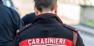 Vuole dare fuoco alla moglie, figlio nasconde accendino fino all’arrivo dei carabinieri