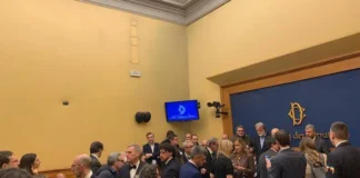 Convegno remigrazione alla Camera, opposizioni occupano sala stampa e cantano Bella Ciao remigrazione