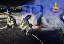 Fiamme in autostrada A4: furgone avvolto dal fuoco dopo Grisignano, salvi i passeggeri. Intervento dei Vigili del Fuoco incendio furgone a4 grisignano