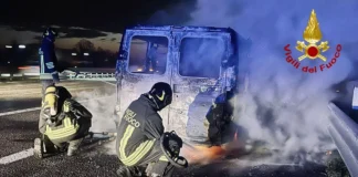 Fiamme in autostrada A4: furgone avvolto dal fuoco dopo Grisignano, salvi i passeggeri. Intervento dei Vigili del Fuoco incendio furgone a4 grisignano