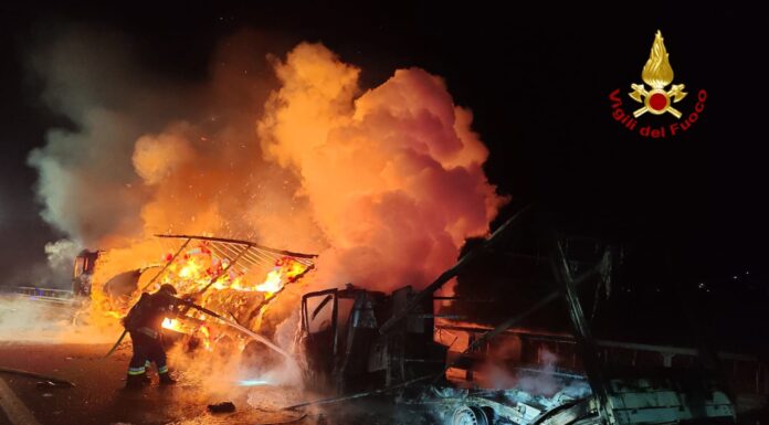 Tragedia sull’A22 a Brentino Belluno (VR): furgone si incendia dopo il tamponamento, due morti Brentino Belluno