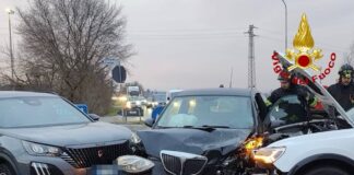Incidente stradale a Lonigo: scontro tra tre auto sulla SP 17, un ferito. Intervento dei vigili del fuoco incidente lonigo