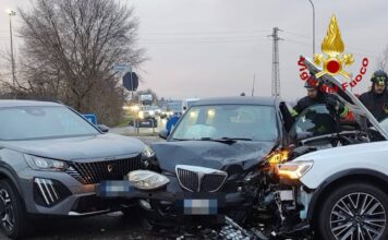 Incidente stradale a Lonigo: scontro tra tre auto sulla SP 17, un ferito. Intervento dei vigili del fuoco incidente lonigo