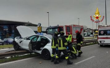 Vicenza, sbanda alla rotatoria e finisce sul guard-rail: un ferito in viale del Sole incidente viale del Sole Vicenza