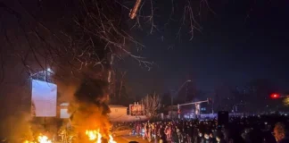 Iran, Trump: “Azioni forti se governo impicca manifestanti”. Teheran: “Cercano pretesti per attaccarci” Iran