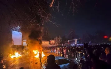 Iran, Trump: “Azioni forti se governo impicca manifestanti”. Teheran: “Cercano pretesti per attaccarci” Iran