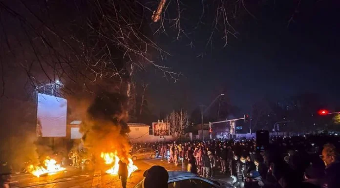 Iran, Trump: “Azioni forti se governo impicca manifestanti”. Teheran: “Cercano pretesti per attaccarci” Iran