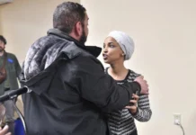 Minneapolis, aggredita deputata dem Omar. Trump: “Avrà organizzato tutto lei” Ilhan Omar