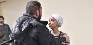 Minneapolis, aggredita deputata dem Omar. Trump: “Avrà organizzato tutto lei” Ilhan Omar