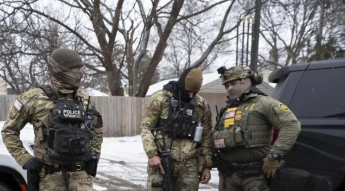 Minnesota, Ice arresta quattro minori: ci sono anche due bambini di 5 e 10 anni minnesota