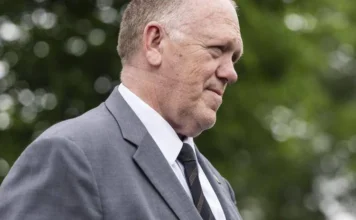 Minneapolis, lo ‘zar dei confini’ Homan: “Tolleranza zero per chi minaccia agenti, Ice deve essere migliorata” Tom Homan