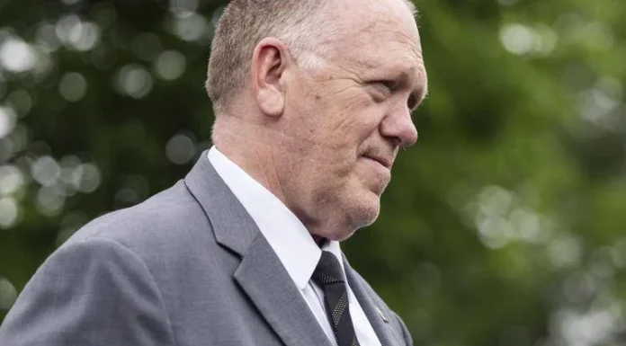 Minneapolis, lo ‘zar dei confini’ Homan: “Tolleranza zero per chi minaccia agenti, Ice deve essere migliorata” Tom Homan