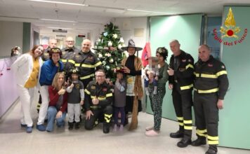 La Befana dei Vigili del Fuoco: tra spettacolari discese e solidarietà negli ospedali veneti vigili del fuoco befana bassano del grappa ospedale