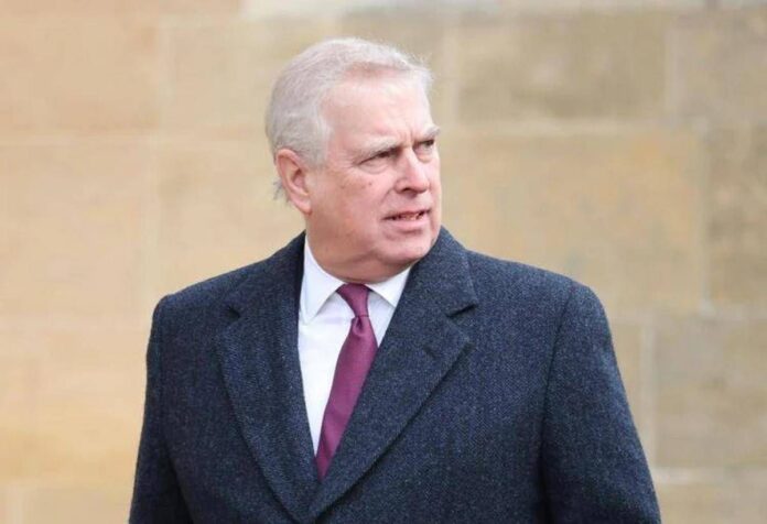 Andrew, via i titoli e la casa… ma non i privilegi funebri