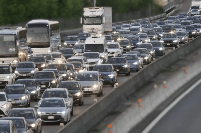 Autostrade, in coda per traffico e cantieri: da oggi scatta il rimborso del pedaggio trasporto pubblico veneto