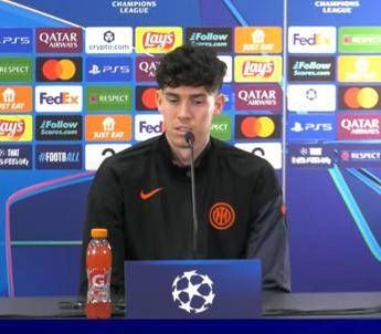 Bastoni, ecco le scuse: “Contatto accentuato, ho sbagliato”. Chivu lo difende: “Basta moralisti”