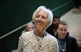 Bce, Lagarde smentisce le voci sulle dimissioni: “Resterò fino a fine mandato”