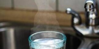 Bere acqua calda fa bene? Falsi miti e (pochi) benefici, le risposte