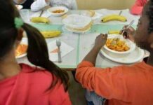 Bimbi a tavola, studio: “Mangiare senza aiuto favorisce sviluppo linguaggio”