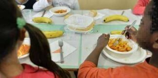 Bimbi a tavola, studio: “Mangiare senza aiuto favorisce sviluppo linguaggio”