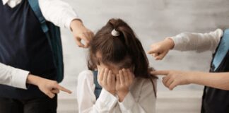 “Bullizza mia nipote”: nonno entra in aula alle elementari e schiaffeggia un bimbo