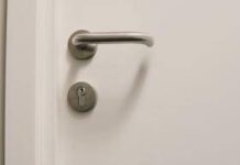 Carta stagnola sulle maniglie delle porte, un gesto gentile verso la propria casa