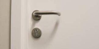 Carta stagnola sulle maniglie delle porte, un gesto gentile verso la propria casa