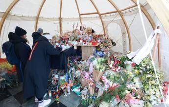 Crans-Montana, a Bella Ma’ gli amici delle vittime italiane: “Continueranno a vivere con noi”