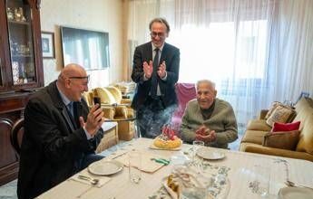 Crosetto e il caffè con il papà di Bonelli: “Ex combattente di 102 anni che ha fatto la storia d’Italia”