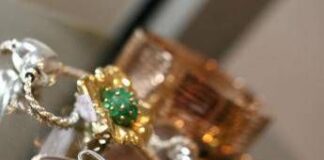 Da gioielli famiglia a posate nonna, è corsa ai compro oro