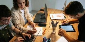 Eurispes, Italia perde 34.700 giovani l’anno e 1,7 mld pil a causa emigrazione