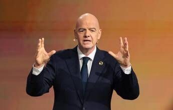 Fifa, l’assist di Infantino a Putin: “L’esclusione della Russia ha creato odio, va rivista”