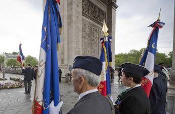 Francia, polizia spara a uomo armato di coltello all’Arc de Triomphe