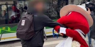 Gabibbo malmenato a Milano, spintoni al celebre pupazzo di Striscia