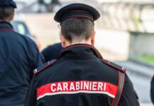 Genova, accoltella la sorella e precipita dal sesto piano: morto 26enne