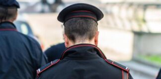 Genova, accoltella la sorella e precipita dal sesto piano: morto 26enne