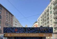 Giornata mondiale malattie rare, un’edicola di fiori per la campagna RareMeansCare