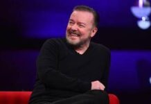 Grammy 2026, “ancora non ascoltano”: Ricky Gervais riposta un suo discorso dopo gli attacchi all’Ice