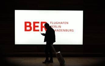 Il ghiaccio ferma Berlino, aeroporto bloccato e stop a tutti i voli