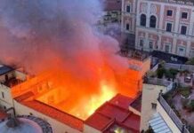 Incendio all’alba di oggi a Napoli, in fiamme il Teatro Sannazaro – IL VIDEO DEL ROGO