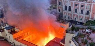 Incendio all’alba di oggi a Napoli, in fiamme il Teatro Sannazaro – IL VIDEO DEL ROGO