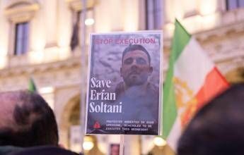 Iran, il legale di Erfan Soltani: “E’ stato rilasciato su cauzione”