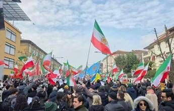 Iran, proteste di fronte al consolato di Milano: “Viva lo Shah”