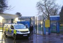 Londra, 13enne arrestato per tentato omicidio: ha accoltellato due compagni a scuola