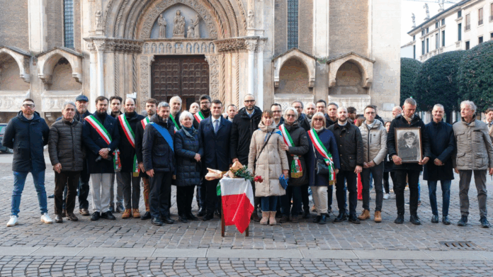 Giorno del ricordo, manifestazione a Vicenza del Comitato 10 febbraio con i partecipanti tra cui i parlamentari Pretto e Giovine, il presidente della provincia Andrea Nardin, alcuni sindaci e i consiglieri comunali di Vicenza Naclerio, Conte e Sorrentino