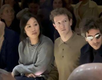 Mark Zuckerberg con la moglie alla sfilata di Prada a Milano, prove di accordo su occhiali Ai