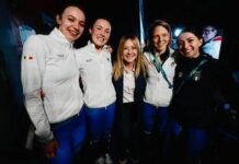 Meloni, show a Milano Cortina: tifa, applaude e Fontana le promette una tutina