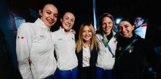 Meloni, show a Milano Cortina: tifa, applaude e Fontana le promette una tutina