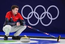 Milano Cortina, Casper cade durante Italia-Usa di curling. Cos’è successo alle Olimpiadi