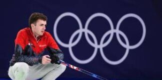 Milano Cortina, Casper cade durante Italia-Usa di curling. Cos’è successo alle Olimpiadi